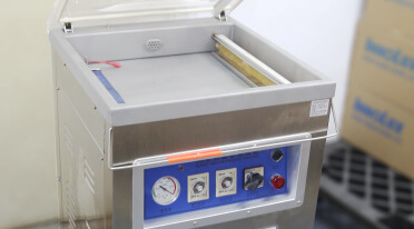 Vacuum packaging machine